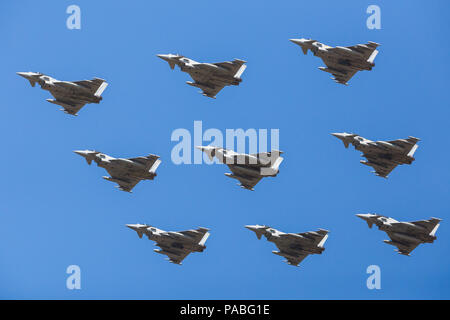 Neuf diamants formation de typhons en photo au 2018 Royal International Air Tattoo à Fairford de la RAF dans le Gloucestershire. Banque D'Images