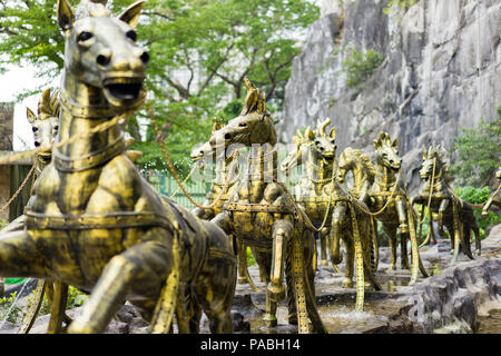 Chariot à cheval en face de Ramayana grotte de grottes de Batu, Selangor, Malaisie Banque D'Images