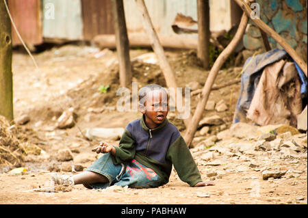 OMO, ETHIOPIE - le 22 septembre 2011 : l'Éthiopie non identifié petit garçon joue avec les pierres. La population en Éthiopie souffrent de la pauvreté en raison de l'instabilité Banque D'Images