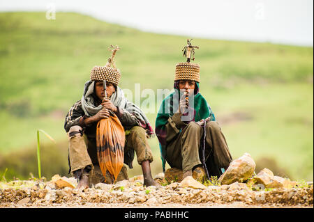 OMO, ETHIOPIE - le 22 septembre 2011 : amis éthiopiens non identifié portant les vêtements traditionnels. La population en Éthiopie souffrent de la pauvreté due à l'ONU Banque D'Images