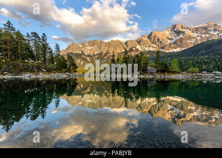 La plus haute montagne de l'Allemagne reflète Zugspitze dans l'eau claire du lac, près de l'Eibsee Garmisch-Partenkirchen, Bavière, Allemagne Banque D'Images