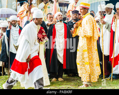 LALIBELA, ÉTHIOPIE - Sep 27, 2011 : le peuple éthiopien non identifiés avec des vêtements et des parasols au cours de la performance festival Meskel en Ehtiopi Banque D'Images