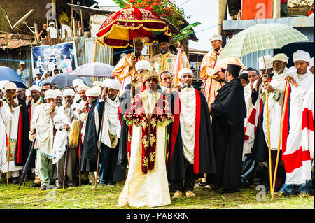 LALIBELA, ÉTHIOPIE - Sep 27, 2011 : le peuple éthiopien non identifiés avec des vêtements et des parasols au cours de la performance festival Meskel en Ehtiopi Banque D'Images