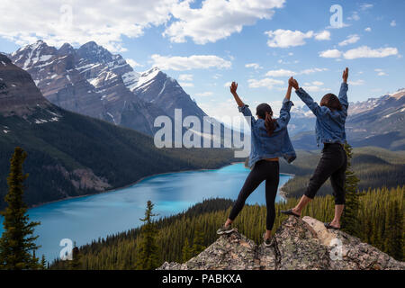 Les deux amis profitent de la belle vue du paysage des Rocheuses canadiennes au cours d'une journée ensoleillée. Prises dans le Lac Peyto, Banff Nationa Banque D'Images