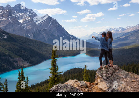 Les deux amis profitent de la belle vue du paysage des Rocheuses canadiennes au cours d'une journée ensoleillée. Prises dans le Lac Peyto, Banff Nationa Banque D'Images