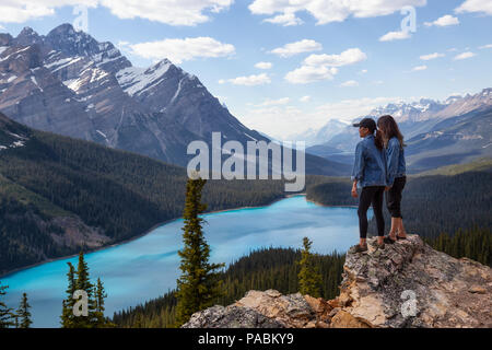 Les deux amis profitent de la belle vue du paysage des Rocheuses canadiennes au cours d'une journée ensoleillée. Prises dans le Lac Peyto, Banff Nationa Banque D'Images