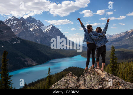 Les deux amis profitent de la belle vue du paysage des Rocheuses canadiennes au cours d'une journée ensoleillée. Prises dans le Lac Peyto, Banff Nationa Banque D'Images