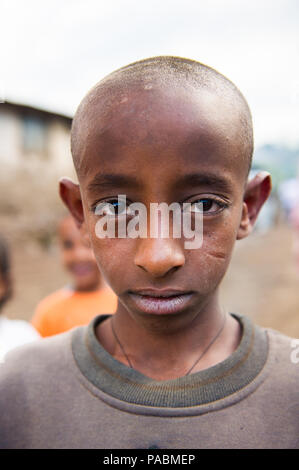 L'Éthiopie, d'Axoum - Sep 27, 2011 : Portrait d'un enfant éthiopien non identifié portant des vieux vêtements en Ethiopie, Sep.27, 2011. Les enfants en Éthiopie souffrent Banque D'Images