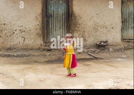 OMO, ETHIOPIE - le 21 septembre 2011 : portrait de fille éthiopienne non identifiés. La population en Éthiopie souffrent de la pauvreté en raison de la situation instable Banque D'Images