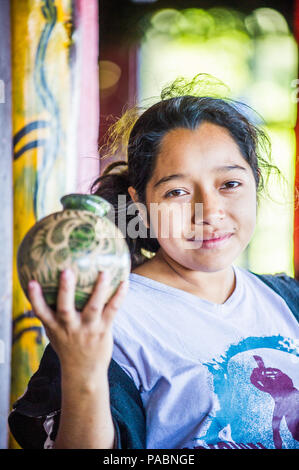 MANAGUA, NICARAGUA - JAN 6, 2012 : fille nicaraguayenne non identifiés. 69  % des personnes appartiennent à Nicaranguan le groupe ethnique Mestizo Banque D'Images
