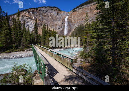 Les chutes Takakkaw à Yoho National Park pendant une journée ensoleillée. Situé en Colombie-Britannique, Canada. Banque D'Images