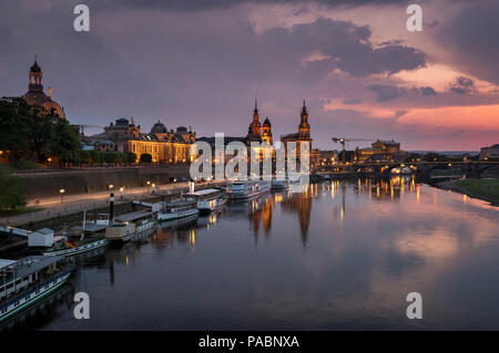 La Frauenkirche, le Palais Royal, la cathédrale, l'Opéra Semper, AUGUSTUSBRUCKE & ELBE DRESDEN ALLEMAGNE Banque D'Images