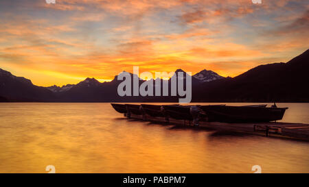 Lake McDonald dans le Glacier NP au coucher du soleil Banque D'Images