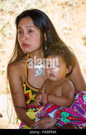VILLAGE, LE PANAMA, le 9 janvier 2012 non identifié : native Indian woman tient son bébé sur ses mains au Panama, Jan 9, 2012. Indian Reservation est e Banque D'Images