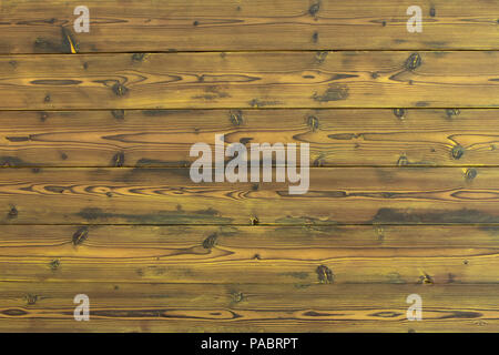 La texture du bois de fond de teint jaune en pin avec noeuds et wood grain pattern dans un full frame view with copy space Banque D'Images