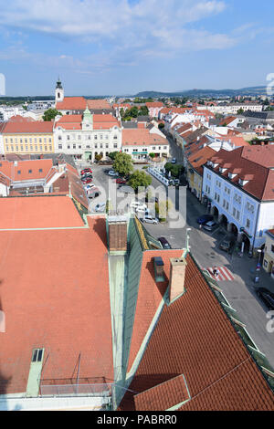 Korneuburg : vue de Stadtturm (Tour de ville) au carré (Hauptplatz, château Kreuzenstein à distance en Autriche, Niederösterreich, Autriche, Donau Banque D'Images