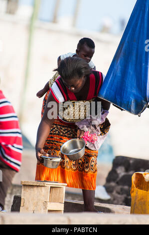 ACCRA, GHANA - 2 mars, 2012 : Unidentified femme ghanéenne travaille au marché au Ghana. Les gens souffrent de la pauvreté du Ghana en raison du contexte économique Banque D'Images