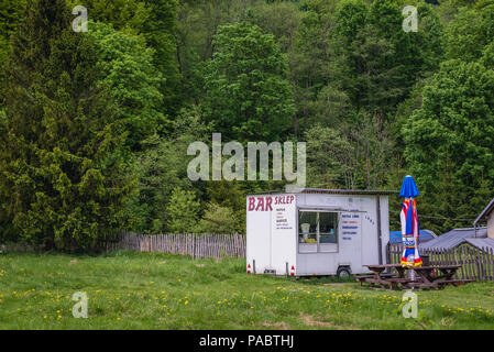 Petit bar dans le village de Damnak Gorne dans l'ouest de Bieszczady en Pologne Banque D'Images