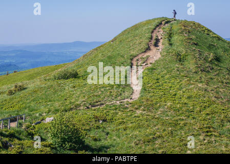 Près de Halicz chemin pointe sur une crête de montagne dans les Bieszczady, dans le sud de la Pologne Banque D'Images