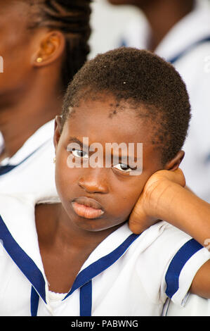 ACCRA, GHANA - mars 4, 2013 : Portrait d'un élève d'une des écoles ghanéennes portant des uniformes spéciaux au Ghana, Mar 4, 2013. Cet uniforme est sur Banque D'Images