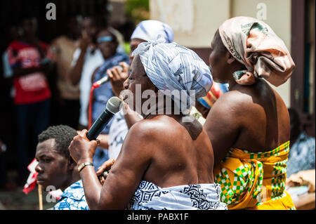 ACCRA, GHANA - mars 4, 2012 : Unidentified femme ghanéenne chante une chanson au Ghana. La musique est le principal type de divertissement en Afrique Banque D'Images