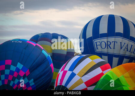 Une grappe de ballons à air chaud la hausse au cours de la fête des Ballons de New York sur le Knavesmire. Banque D'Images