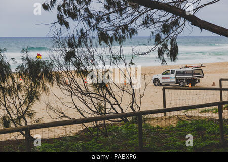 GOLD COAST, AUSTRALIE - Janvier 13th, 2015 : plage et verdure à Surfers Paradise Banque D'Images
