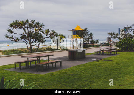 GOLD COAST, AUSTRALIE - Janvier 13th, 2015 : plage et verdure à Surfers Paradise Banque D'Images