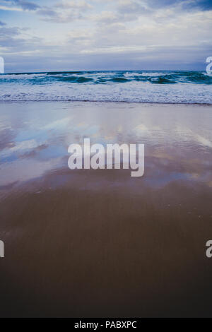 GOLD COAST, AUSTRALIE - Janvier 13th, 2015 : l'océan Pacifique et la plage de Surfers Paradise Banque D'Images