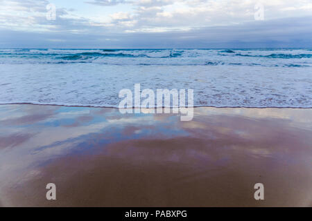 GOLD COAST, AUSTRALIE - Janvier 13th, 2015 : l'océan Pacifique et la plage de Surfers Paradise Banque D'Images