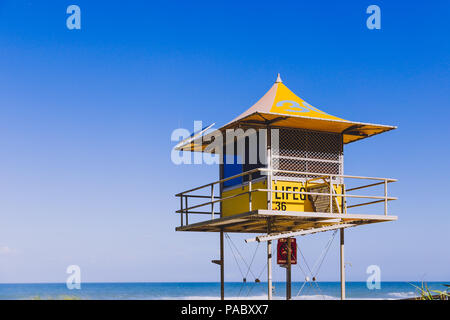 GOLD COAST, AUSTRALIE - Janvier 15th, 2015 : jaune emblématique lifeguard hut sur la plage de Surfers Paradise Banque D'Images