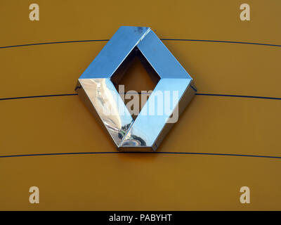 Kiev, Ukraine - le 12 juillet 2018 : < logo Renault. Le groupe Renault est un constructeur automobile multinationale française créée en 1899. Banque D'Images