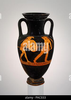 Amphore en terre cuite Nolan (jar). Culture : le grec, le grenier. Dimensions : H. 13 11/16 in. (34,8 cm). Date : ca. 480-470 av. J.-C.. Avers, guerriers combats archer perse, inverse le guerrier presque miraculeuse victoire grecque en 480 av. J.-C. sur l'invasion des Perses, qui ont été soutenus par les ressources d'un empire puissant, a été le thème de beaucoup d'art produites en Grèce au cours de la première moitié du cinquième siècle avant J.-C. La plupart des images avec la bataille en termes mythologiques ; c'est l'un des rares qui montrent un Grec sont battus un Persan. Musée : Metropolitan Museum of Art, New York, USA. Banque D'Images