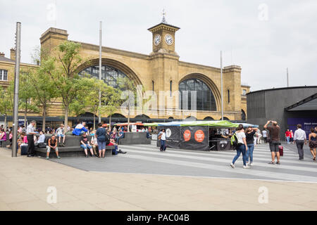 L'extérieur de la gare de King's Cross et le vrai marché alimentaire à King's Cross Square à Londres, Royaume-Uni Banque D'Images