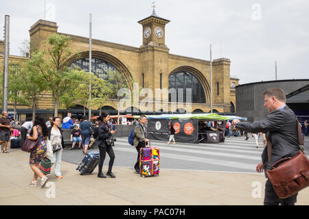 L'extérieur de la gare de King's Cross et le marché de l'alimentation de Real Food à King's Cross Square, Londres, Royaume-Uni Banque D'Images