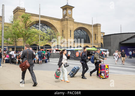 L'extérieur de la gare de King's Cross et le vrai marché alimentaire à King's Cross Square à Londres, Royaume-Uni Banque D'Images