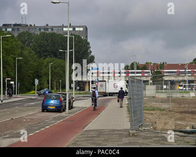 Personnes à pied et à vélo au travail dans le quartier des affaires de Den Haag, une banlieue d'Amsterdam en Hollande, l'Europe. Banque D'Images