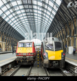 Plates-formes et de train à la gare de King's Cross avec la Grand Central Arriva Adelantes TVH et le Yorkshire Artiste, Ashley Jackson, sur la droite Banque D'Images