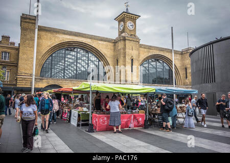 L'extérieur de la gare de King's Cross et le vrai marché alimentaire à King's Cross Square à Londres, Royaume-Uni Banque D'Images