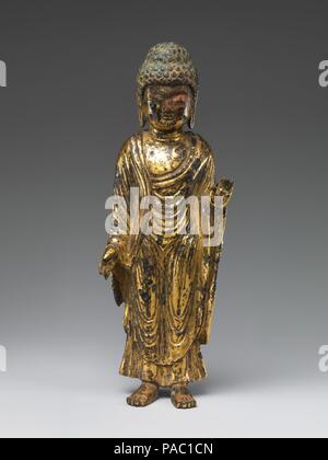 Bouddha Debout. Culture : la Corée. Dimensions : H. 6 3/4 in. (17,1 cm). Date : 8ème siècle. Le gilt-bronze statue est une typique petite icône faite pour la dévotion privée dans le royaume Silla unifié et illustre un point élevé dans la production de sculpture bouddhiste en Corée. Le geste de la main du Bouddha (mudra) symbolise la dissipation de la peur et de l'octroi de désirs. Musée : Metropolitan Museum of Art, New York, USA. Banque D'Images