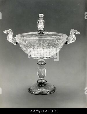 Tasse avec trois têtes de dragon. Artiste : Reinhold Vasters Erkelenz (allemand, 1827-1909) ; éventuellement Aix-la-Chapelle Alfred André (Français, 1839-1919). Dimensions : H. 17,6 cm, l 13,4 cm. de tasse, w. de 10 cm. Date : ca. 1865-95 et 1902-7. Musée : Metropolitan Museum of Art, New York, USA. Banque D'Images