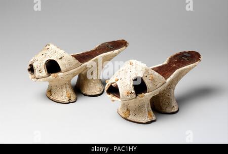 Chopines. Culture : l'italien. Date : ca. 1600. La plate-forme haute chaussures connu sous le nom de chopines est entré en mode à Venise au xvie siècle. Maladroit mais pratique, ils ont servi à maintenir l'équilibre précaire du porteur de se mouiller les pieds perchés ou souillés dans la ville humide perpétuellement byways et aussi de son signal de statut social élevé. L'on pensait que les chopines très élevé, jusqu'à vingt centimètres, étaient portés par les courtisanes d'établir un profil public. Comme cher bijoux et robes de soie, chopines étaient favorisés par les deux femmes patricienne et le succès des courtisanes qui contri Banque D'Images