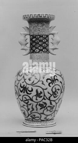 Vase. Culture : le Japon. Dimensions : H. 12 1/2 in. (31,8 cm) ; Diam. 5 5/8 in. (14,3 cm). Date : 1840. Musée : Metropolitan Museum of Art, New York, USA. Banque D'Images