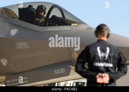 Le major William Andreotta, F-35 pilote de l'équipe de vol du patrimoine, se prépare à décoller au cours de la Conférence au vol du patrimoine Davis Monthan Air Force Base à Tucson (Arizona), 4-6 mars 2016. Le F-35 de l'équipe de vol du patrimoine de Luke Air Force Base, en Arizona est le premier F-35 Pour participer à l'équipe Programme de vol du patrimoine. Le programme dispose d'un avion de chasse de l'USAF voler aux côtés de la Seconde Guerre mondiale, le coréen et l'ère du Vietnam avion dans un affichage dynamique de la puissance aérienne de l'histoire. (U.S. Photo de l'Armée de l'air par le sergent. Staci Miller) Banque D'Images