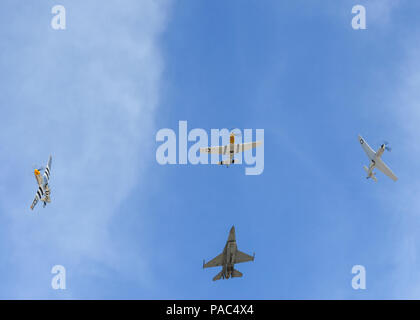 Un Fighting Falcon F-16D de l'US Air Force et trois Mustangs P-51 effectuent des manœuvres aériennes coordonnées pendant le cours de formation et de certification de vol Heritage 2016 à Davis-Monthan Air Force base, Arizona, le 4 mars 2016. Le F-16D est un chasseur monomoteur à deux places équipé d'un turboréacteur Pratt & Whitney F100-PW-229 à postcombustion, capable de combattre air-air et de frapper air-sol. L'événement démontre les compétences de l'USAF, le vol en formation et l'intégration d'avions historiques et modernes pour des démonstrations de spectacles aériens. Banque D'Images