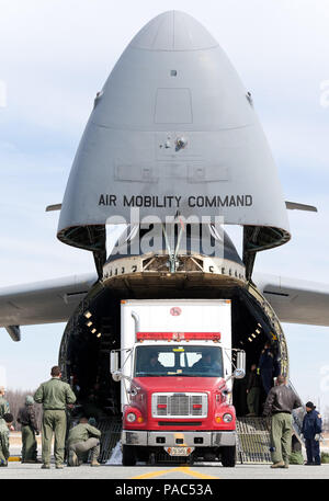 Jimmie Richards, Fairfax County Fire and Rescue Department, Va. : Virginia Task Force 1 chauffeur/mécanicien, sauvegarde une constellation de Western Star, attaché à un camion 54 pieds de grand danois remorque dans la soute d'un C-5M Super Galaxy 3 mars 2016, sur la base aérienne de Dover, Delaware Richards a soutenu le camion et la remorque d'un poids de 92 000 livres dans la soute sans problème sous les conseils de 9e Escadron de transport aérien d'arrimeurs. (U.S. Air Force photo/Roland Balik) Banque D'Images