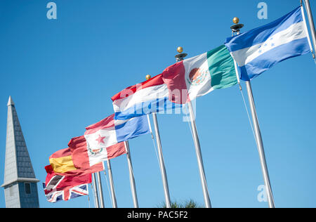 Drapeaux des pays participant au Groupe de travail interorganisations (JIATF South), sont représentés à l'édifice du commandement Naval Air Station à Key West, mars, 8, 2016. La JIATF South interorganismes et mène des opérations de surveillance et de détection internationale, et facilite l'interdiction du trafic illicite de stupéfiants et d'autres narco-menaces terroristes à l'appui de la sécurité nationale et nation partenaire. (DoD Photo de Maître de 2e classe de la marine Dominique A. Pineiro) Banque D'Images