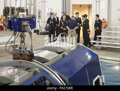 160303-N-LB724-074 Pensacola, Floride (3 mars 2016) marine de la République de Corée Vice Adm. Jin-Sup Jung écoute Hospital Corpsman 1re classe J. Walter Bedell décrire la formation des marins et Marines doivent remplir à la survie de l'Institut naval de formation de survie en eau de l'équipage extérieure. Le lieu de formation, de l'évacuation sous l'eau ou d'hélicoptère, simule un aéronef dans l'amerrissage forcé d'un plan d'eau et de couler à l'envers, ce qui permet de pratiquer l'équipage s'échappant d'un fuselage submergées. (U.S. Photo par Marine Ensign James A. Griffin/libérés) Banque D'Images