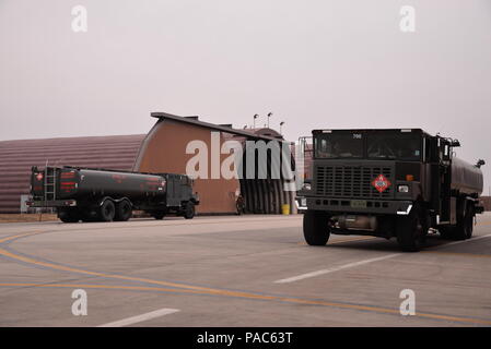 Les camions de carburant affecté à la 51e Escadron d'entraînement de préparation logistique affecté leurs stations-service 8 mars 2016, à Osan Air Base, République de Corée. À la base, LRS navigants travaillent jour et nuit, et offrir un soutien pour les carburants d'avions constante des générations futures. (U.S. Photo de l'Armée de l'air par le sergent. Benjamin Sutton/libérés) Banque D'Images