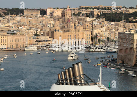 Échappement propre de la fukestack d'un bateau de croisière visible sur le fond de Birgu à Malte. Émissions de carbone des navires et réchauffement de la planète. Banque D'Images